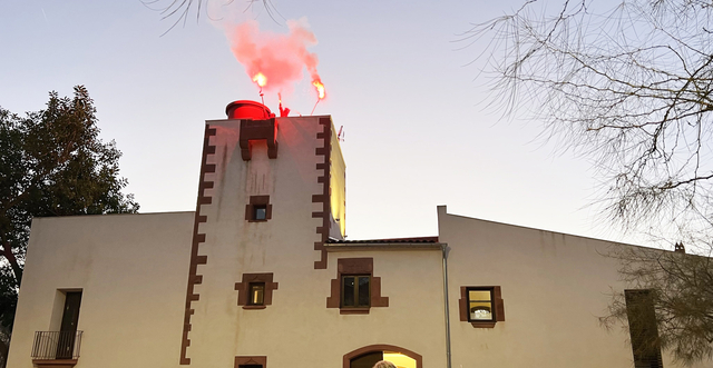 Castelldefels i Sant Just encendran les torres de guaita pels drets humans