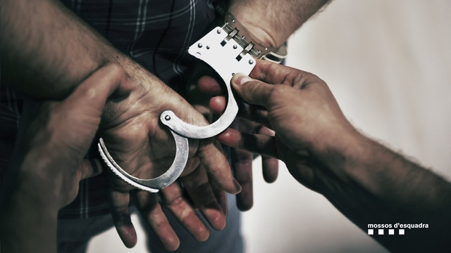 SUCCESSOS: Detenen dues persones a Esplugues i Sant Boi per robatori de mòbils
