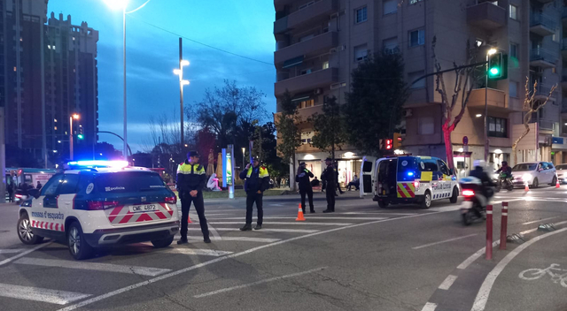 Control policial al costat de l'Ajuntament d'Esplugues