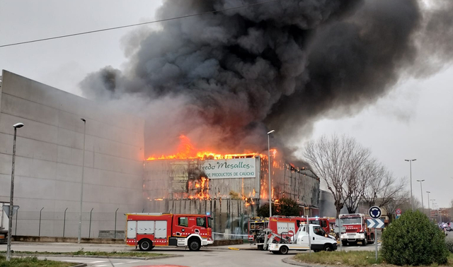 SUCCESSOS: Espectacular incendi en una indústria de Sant Boi de Llobregat