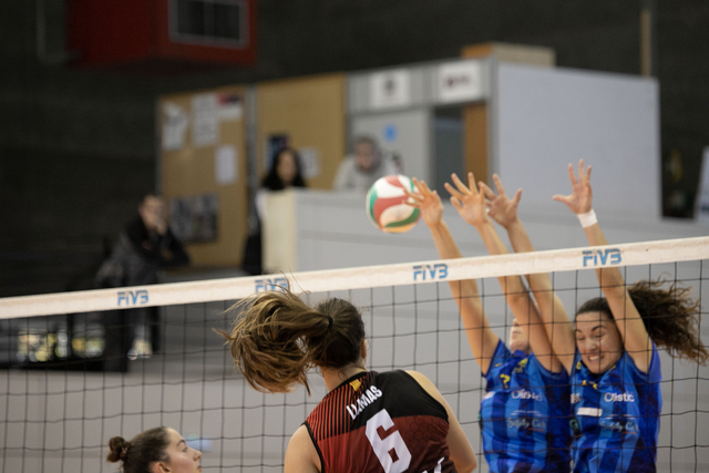 ESPORTS (VOLEIBOL, SUPERLLIGA 2 FEMENINA): El CV Esplugues cau a la pista del líder