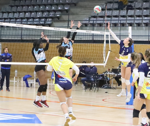  ESPORTS (VOLEIBOL, SUPERLLIGA 2 FEM.): Esplugues torna a guanyar i derrota santjustenca