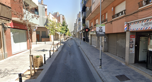 SUCCESSOS: Un home ensangonat es passeja per Sant Boi amb un ganivet a la mà i s’atrinxera a casa seva