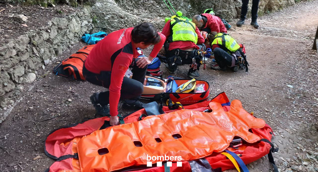 SUCCESSOS: Rescaten a Collbató una dona ferida que va caure des de quinze metres a la muntanya de Montserrat