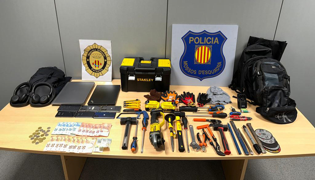 Durant els escorcolls dels detinguts i al vehicle se'ls va comissar eines i maquinària emprada en els robatoris amb força com radials, malls, tornavisos, entre altres eines