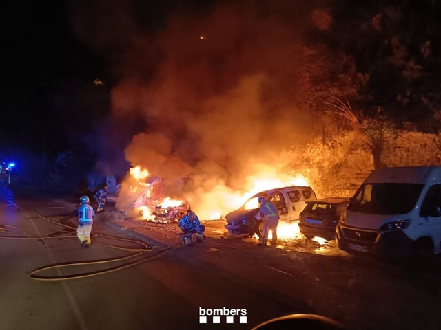 SUCCESSOS: Cremen cinc vehicles i una furgoneta a la via pública a Cervelló