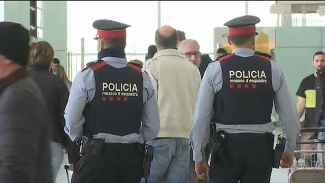 SUCCESSOS: Dos homes detinguts ‘in fraganti’ a l’Aeroport del Prat per furt a turistes