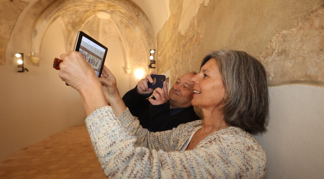 El projecte museístic digital ha estat presentat per la vicepresidenta segona, Carmela Fortuny, a l'alcalde de Viladecans, Carles Ruiz, a la mateixa ermita de Santa Maria de Sales