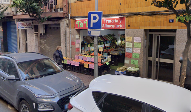 SUCCESSOS: Un lladre s’endú una caixa registradora buida d’un establiment comercial d’Esplugues