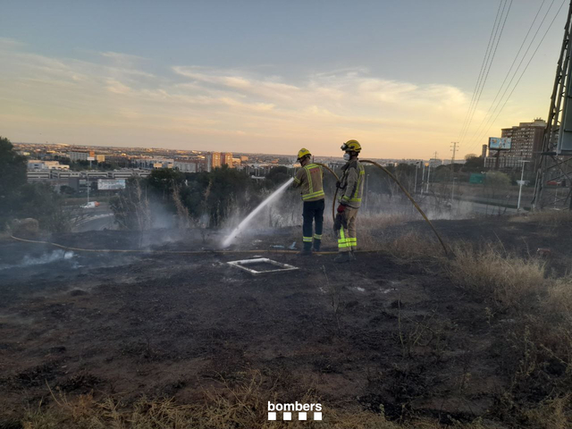 SUCCESSOS: Ensurt en un incendi de vegetació a Cornellà de Llobregat