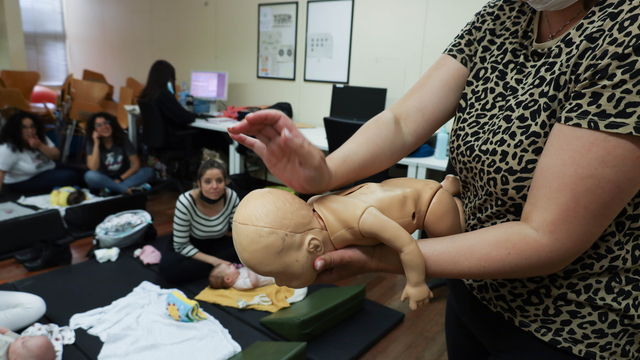 Sessions de primers auxilis per a nadons al Prat 