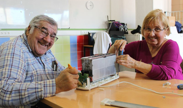 Veïns de Sant Boi aprenen a donar una segona vida als electrodomèstics