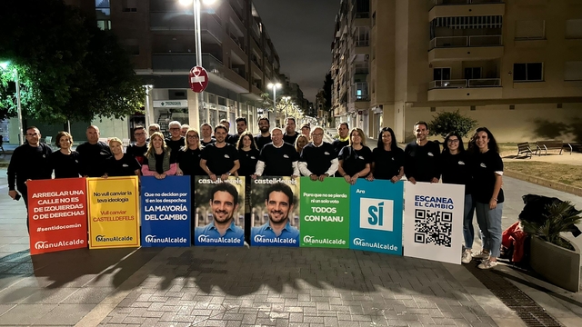 El candidat del Partit Popular a l'alcaldia de Castelldefels, Manu Reyes, va iniciar la seva campanya al costat del sotssecretari d'organització del PP, Miguel Tellado, en una tradicional “enganxada de cartells”