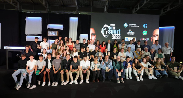 Foto de família dels guardonats durant la vetllada esportiva