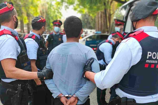 SUCCESSOS: Tres detinguts a Castelldefels per robatoris en establiments comercials