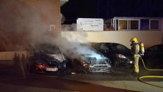 SUCCESSOS: Crema a Pallejà un cotxe a la via pública i afecta dos més