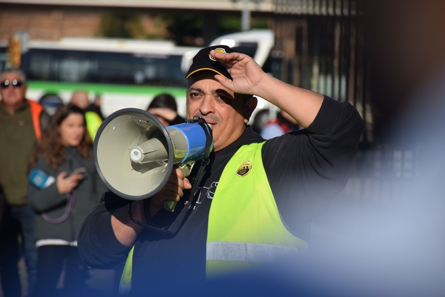 SOCIETAT: Elite Taxi torna a bloquejar la T1 de l’aeroport del Prat contra els taxistes il·legals