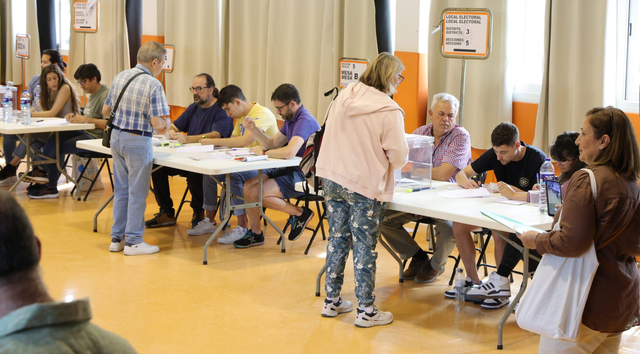 Normalitat a l'obertura dels col·legis electorals al Baix Llobregat