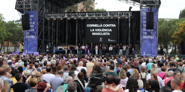 Prop d’unes sis mil persones de totes les edats, segons fonts de la Guàrdia Urbana, van participar ahir diumenge en una concentració silenciosa de cinc minuts a la plaça Catalunya de Cornellà de Llobregat