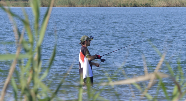 Denunciats dos homes per pescar en un espai natural del Delta del Llobregat