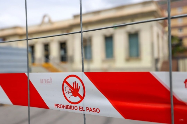 Un home paralitza l’enderrocament de l’estació de tren de Sant Feliu