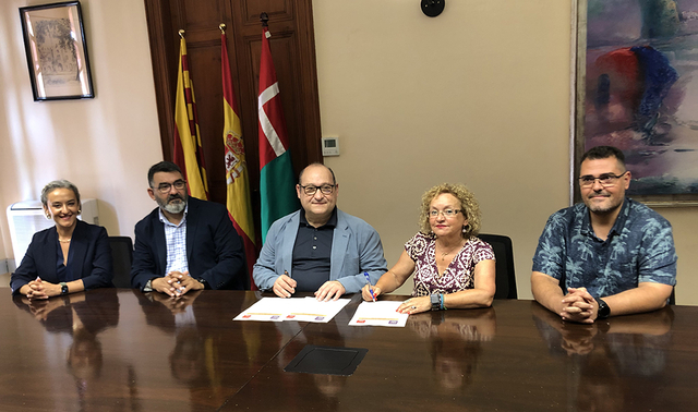 'alcalde Carles Ruiz (PSC) i la tinenta d'alcalde Encarna García (Viladecans En Comú Podem) han signat avui un pacte de govern per al mandat 2023-2027