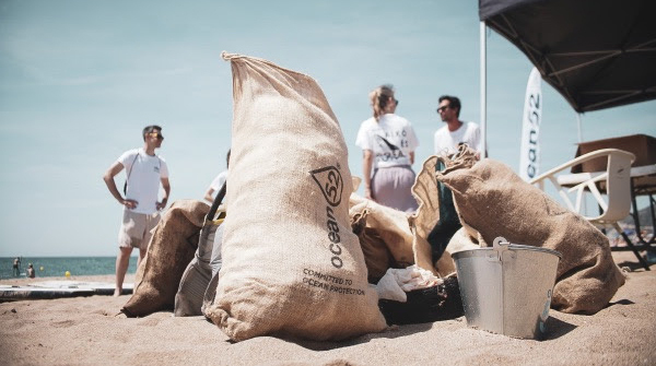 Més de 50 quilos de residus recollits en la neteja de la platja de Castelldefels
