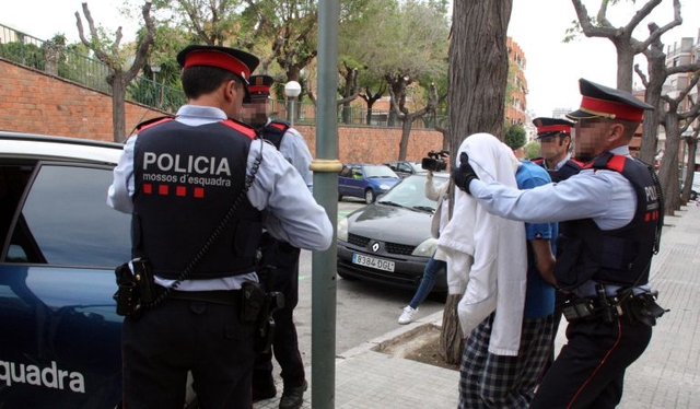 El mateix dia 4 de juliol a la nit l'equip d'investigadors van realitzar una entrada i perquisició al domicili del detingut a Sant Boi de Llobregat