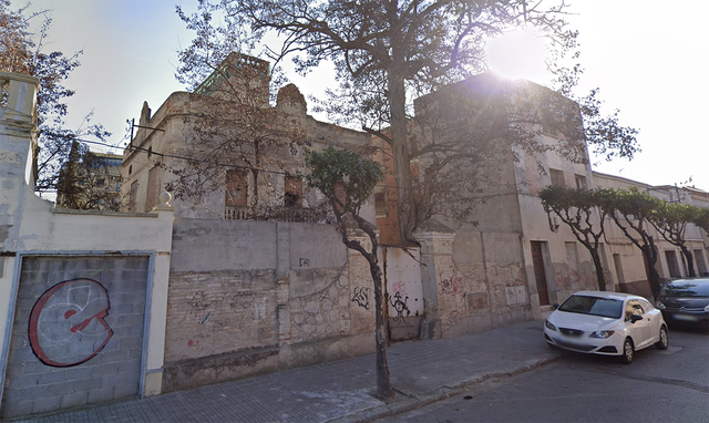 SUCCESSOS: Desnonament de l’antic edifici de l’escola La Paperera al Prat de Llobregat