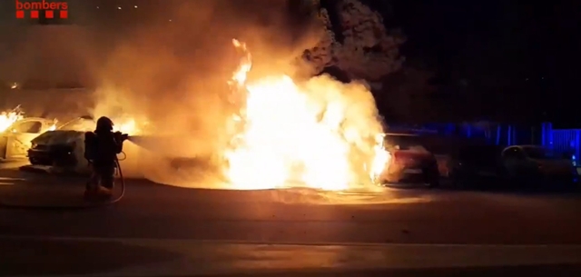 SUCCESSOS: Un vehicle cremat i dos afectats pel foc en un incendi a Viladecans