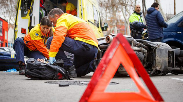 SUCCESSOS: Ferida greu una dona en un accident de moto a Cornellà