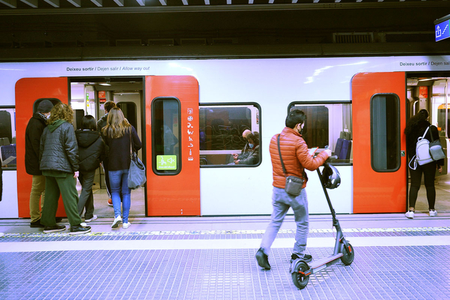 Continua la prohibició d’accés dels patinets elèctrics al transport públic