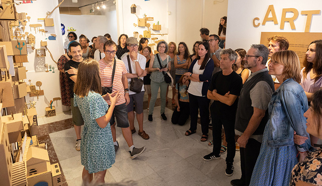 La nova exposició del Laboratori d'Art Comunitari, 'cARTró', ja es pot visitar a Can Castells Centre d'Art (CCCA)