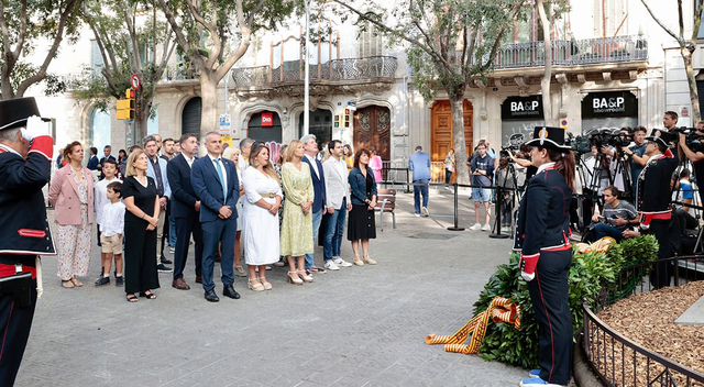 Àmplia representació de la Diputació de Barcelona en l'ofrena floral al monument a Rafael Casanova, a Barcelona