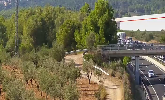 L'autopista A-2 es va haver de tallar a Esparreguera en sentit Lleida i això va provocar retencions