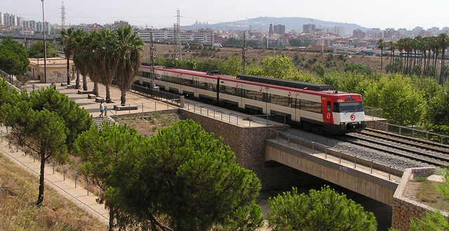 Els trens passen de llarg per l'estació de Sant Ildefons