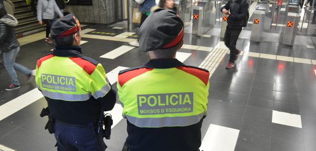 Control policial en les dues estacions de Metro