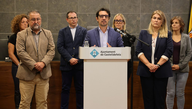 L'alcalde de Castelldefels, Manu Reyes, acompanyat per tot l'equip de govern municipal, ha presentat avui el projecte d'Ordenances Fiscals per al 2024 