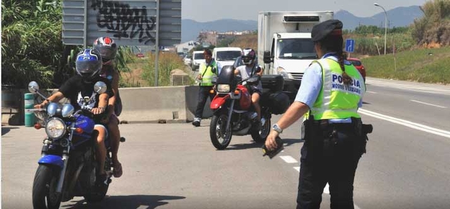 SUCCESSOS: Detinguts a Gavà dos homes per furtar una motociclista i conduir sense carnet