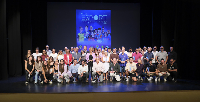 Foto de família dels guardonats durant la vetllada