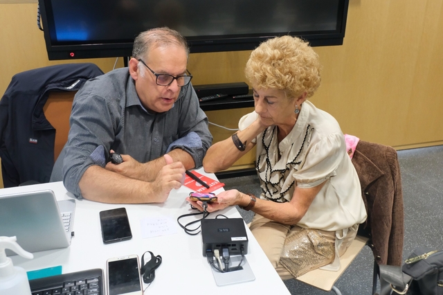 TECNOLOGIA: L’Ajuntament de Sant Joan Despí posa en marxa dos punts fixos d'assessorament tecnològic per a la gent gran