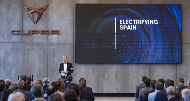 El CEO de Seat i Cupra, Wayne Griffiths, ha explicat que el pla d'electrificació contribuirà a mantenir la competitivitat d'Espanya 