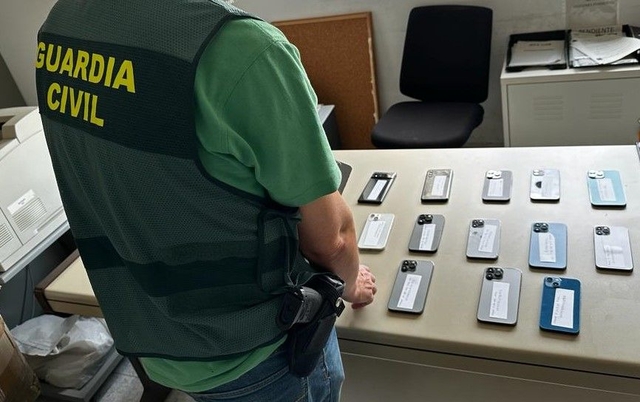 Intercepten a l’Aeroport del Prat una maleta amb 42 telèfons mòbils robats