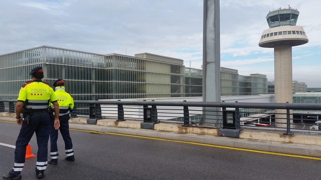 Periòdicament, els mossos de la Divisió de Trànsit fan controls en els accessos a les terminals de l'aeroport