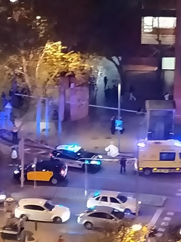 SUCCESSOS: Mor un home en plena via pública a Cornellà de Llobregat