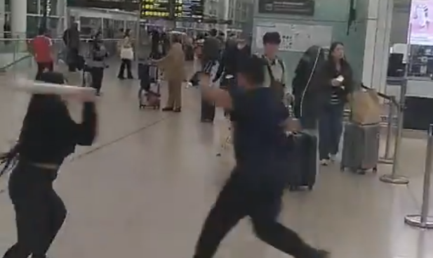 Quatre detinguts en una baralla d’embaladors de maletes a l’aeroport