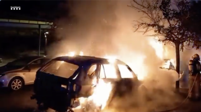 SUCCESSOS: Vuit cotxes afectats per un incendi en la via pública a Gavà