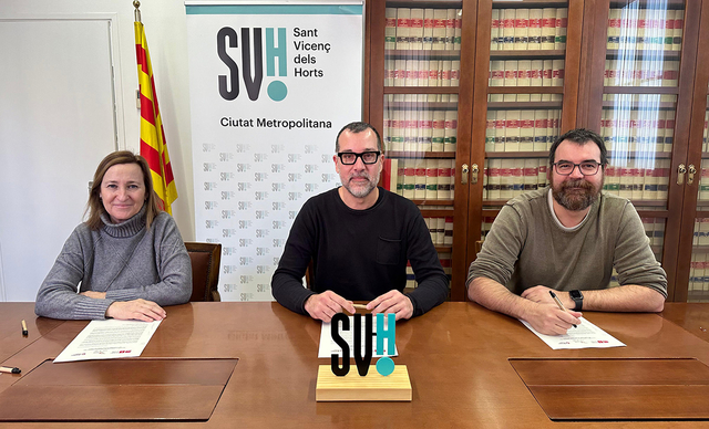 Aquest dijous l’alcalde Miguel Comino, el portaveu de Sant Vicenç en Comú Podem, Jordi Gil i la portaveu de Junts per Sant Vicenç, Maite Aymerich, han signat l’acord