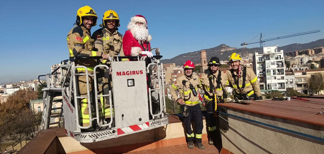 ‘Rescaten’ el Pare Noel d’un edifici de Sant Feliu de Llobregat