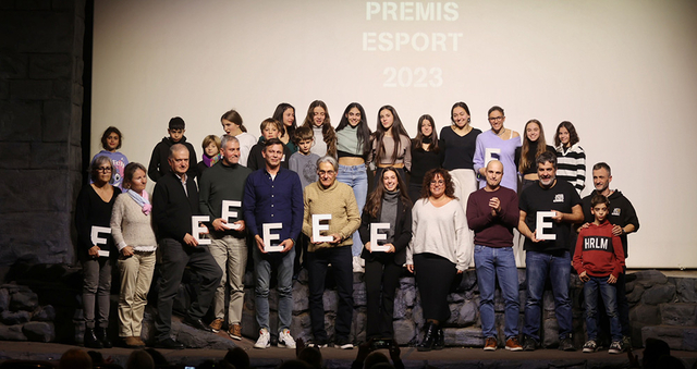 Foto de família dels guardonats durant l'acte